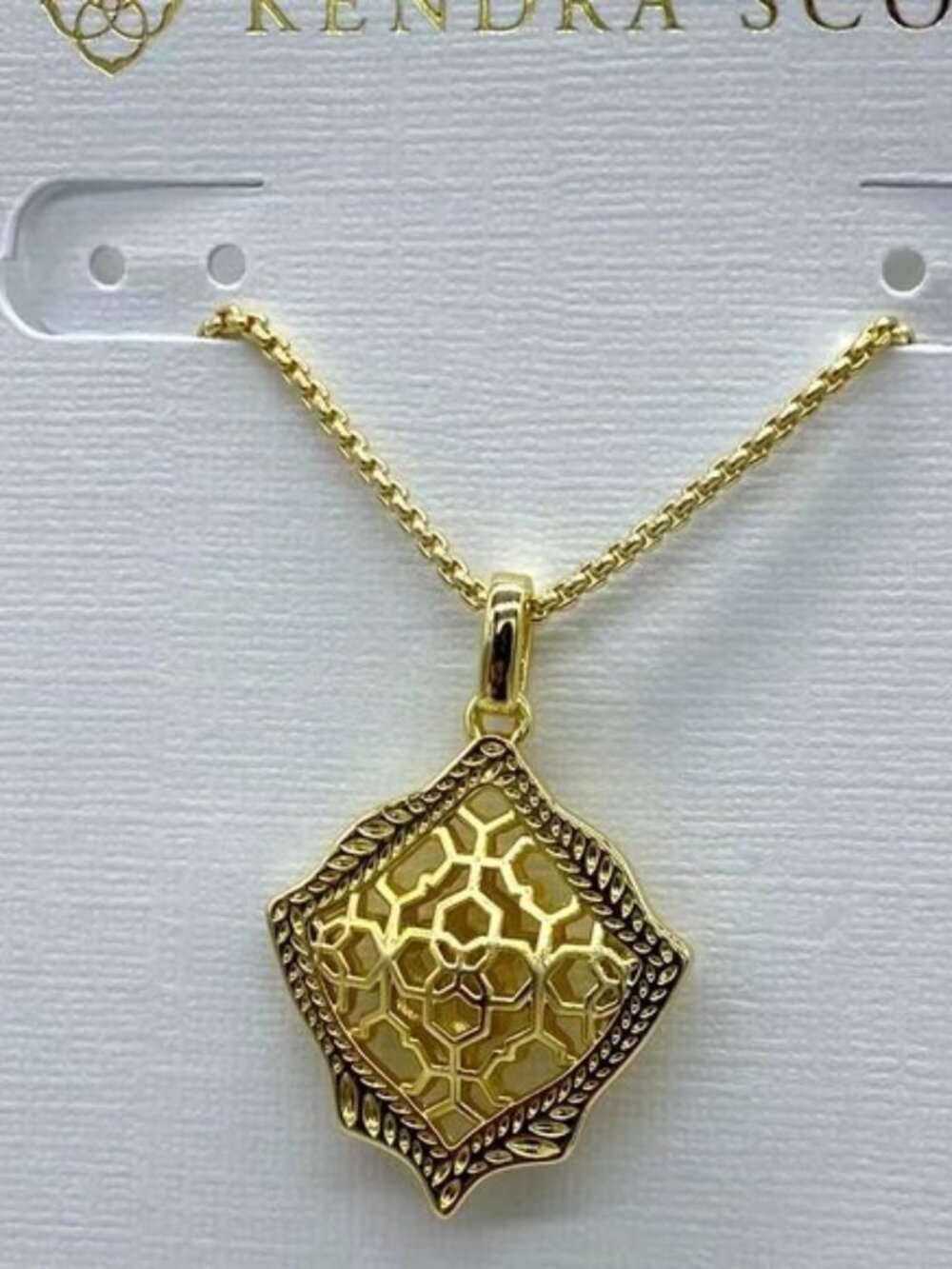 Kendra Scott necklace